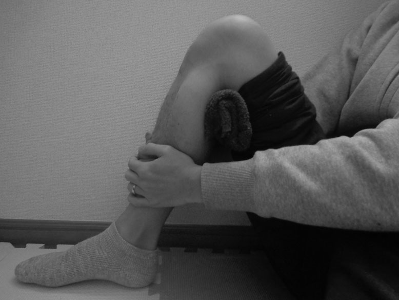 PCL損傷 リハビリ｜膝窩にタオルを当てた可動域運動