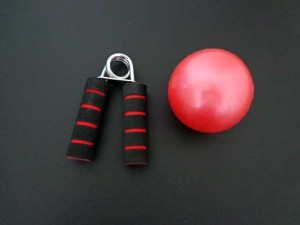 ハンドグリップとゴムボール／握力訓練