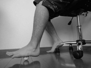 ゴルフボールを使った足底筋膜のマッサージ