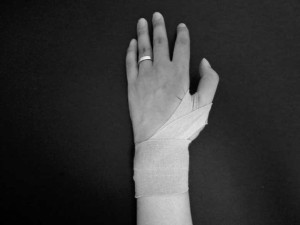 100円テーピングで腱鞘炎固定