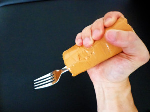 握り手を太くして持ちやすくした介護フォーク